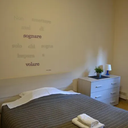 & Me בית הארחה