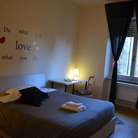 & Me בית הארחה *