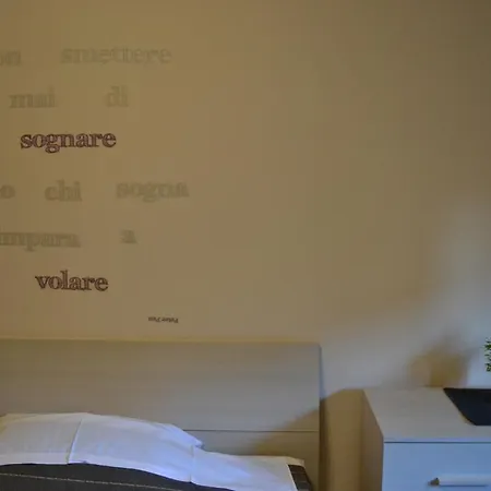 & Me בית הארחה