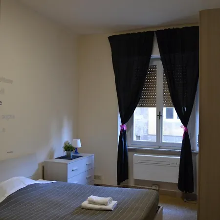 & Me בית הארחה *